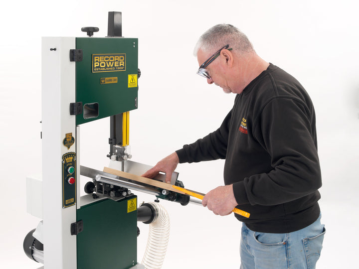 Corte de mesa inclinada con push stick